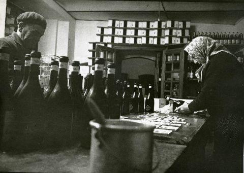 I cantinieri al lavoro per l'etichettamento, 1950