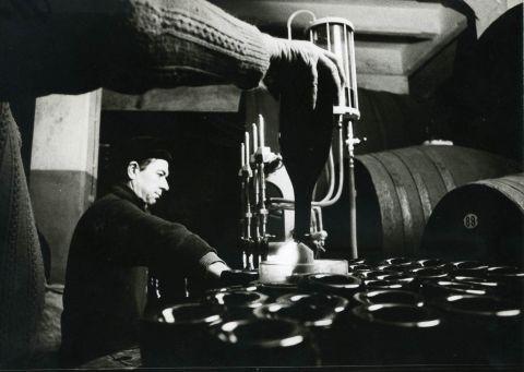 La sciacquatura delle bottiglie con il signor Poletti il cantiniere, 1950
