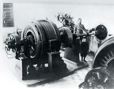 Carlo Riconda con il figlio all'interno della sala gruppi della centrale idroelettrica di Saumont (1911)