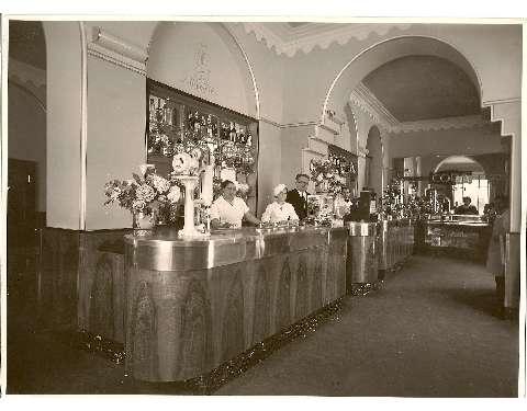 Interno del bar con il personale esclusivamente femminile, 1935