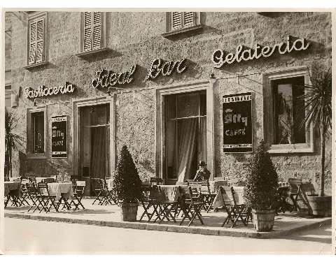 Il proprietario Biagio Baligioni seduto all'esterno del bar (fine anni trenta)