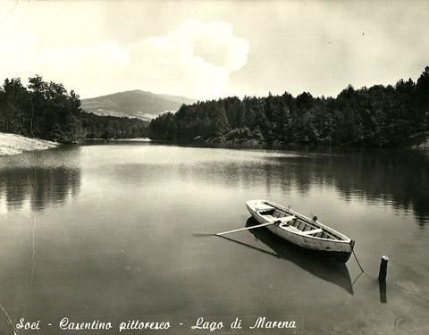 Foto del lago di Marena, costruito negli anni Cinquanta per irrigare i coltivi aziendali, divenne subito cartolina