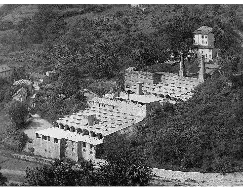 Panoramica della fabbrica, nella parte alta sono visibili i camini dei due forni che producevano calce idraulica. (anni cinquanta)