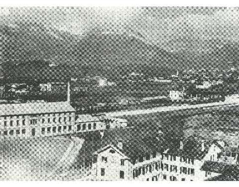 La fabbrica di ricami è requisita dal comando tedesco come ospedale da campo. In primo piano la casa di cura Bellati (1917)