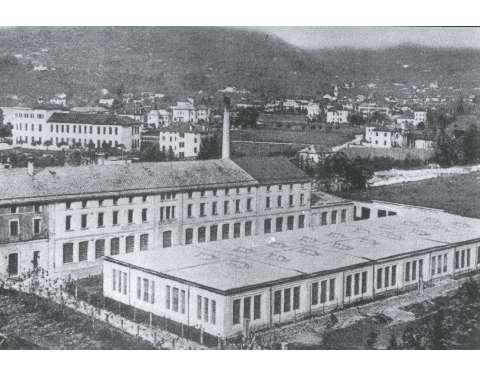 La fabbrica di Tessuti Elastici a Feltre; in primo piano il nuovo ampliamento dell'opificio. (inizio Novecento)