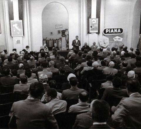 Giampietro Piana, in piedi al tavolo dei relatori, al Congresso di Apicoltura tenutosi a Roma nel 1960