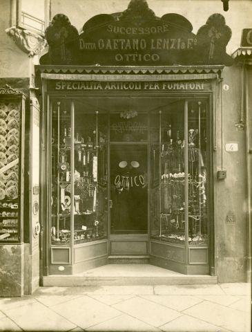 L'ingresso del negozio in una foto d'epoca