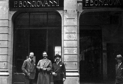 Francesco Bongiovanni, fondatore della ditta omonima (a destra), Edoardo, figlio di Francesco (a sinistra) e Ottorino Respighi (al centro) davanti al negozio Bongiovanni negli anni venti
