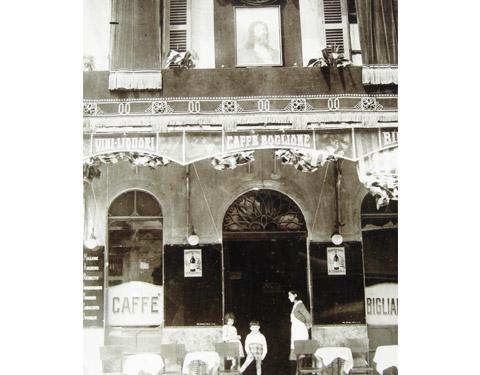 Esterno del Caffè Boglione addobbato in occasione della processione del Corpus Domini in città (1923)