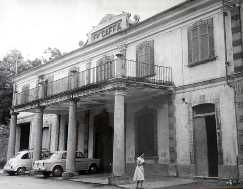 Facciata dell' azienda con il colonnato (1963)