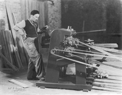 Il Cav. Navello Sebastiano alla macchina tenonatrice da lui costruita (1940)