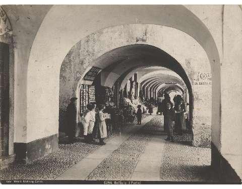 Il negozio sotto i portici, 1906