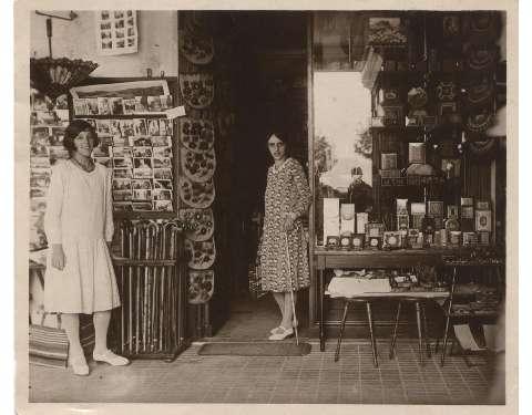 Le sorelle Poletti davanti al negozio, 1928