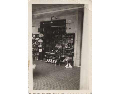 Esterno del negozio, 1940
