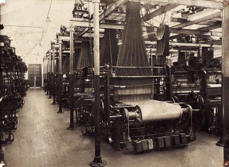 Il reparto tessitura in una foto d'epoca