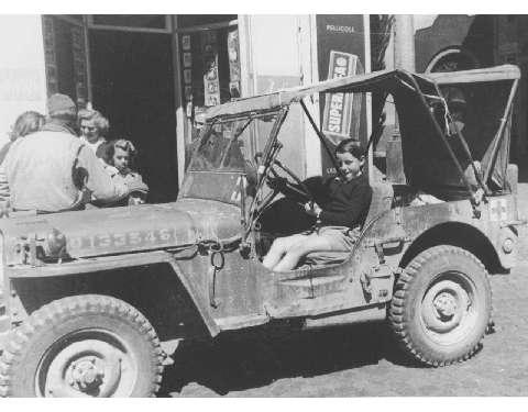 Antonio Vasconi su una Jeep americana davanti al negozio alla fine della Seconda guerra mondiale, 1945