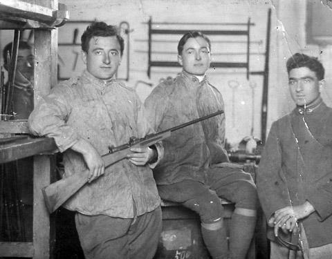 Renato Santini con amici nell'armeria (1918)