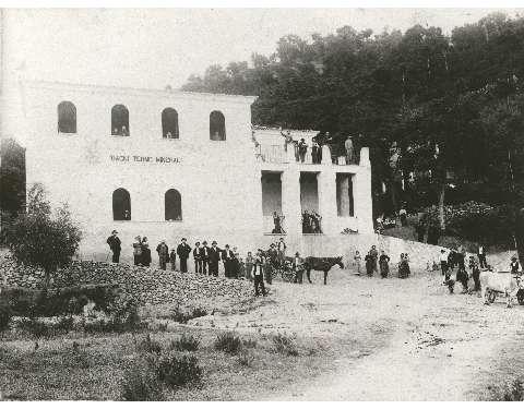 Clienti davanti allo stabilimento “Bagni Termo-minerali F.lli Cataldi” (1904)