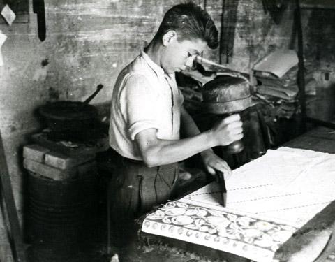 Il ragazzo di bottega Ezio Vernocchi al lavoro (1940)