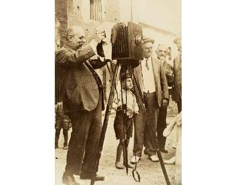 Vittorio Alinari e il suo apparecchio fotografico, 1920 ( Raccolte Museali della Fratelli Alinari, Firenze)