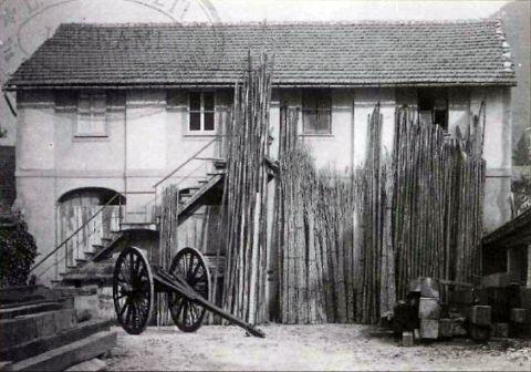 Il cortile trasformato in deposito legnami. E' visibile il "trincaballe", il carro speciale che consentiva il trasporto dei grossi tronchi, 1922