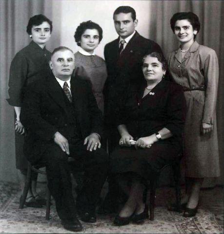 Lorenzo Sanguineti con la moglie Maria Leoni e i figli Rita, Luisita, Giuseppe e Angela, 1952 