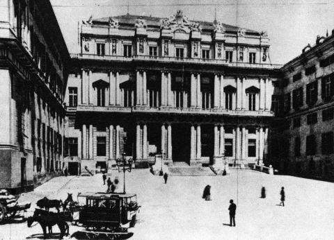 Omnibus a cavalli di fronte al Teatro Carlo Felice, 1875 circa