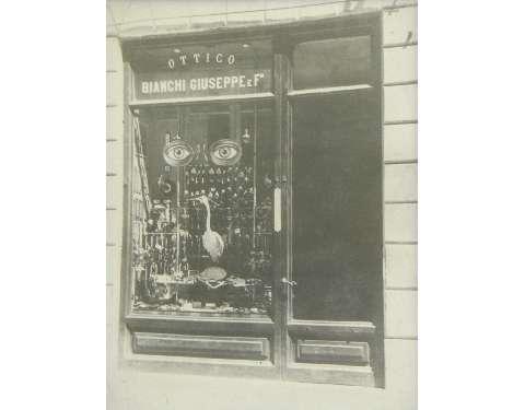 La vetrina del negozio all'inzio del Novecento.