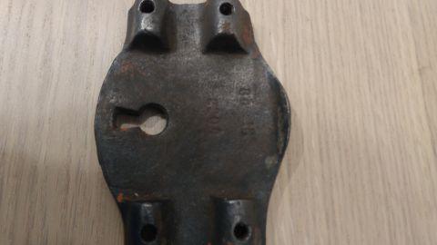 La borchia della serratura di serrande, allora prodotte in proprio, si noti la punzonatura della N°80 anno 1916 fatta il 22/04.