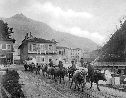 Seravezza, casa Henraux alla Fucina, trasporto di un blocco di Statuario (1908 circa)