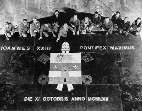 Le maestranze Henraux dopo la posa del pavimento policromo di San Pietro in Vaticano (1962)