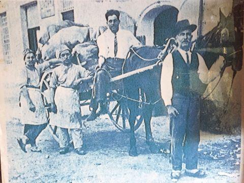 In primo piano Vincenzo Della Santina, sul carretto  il figlio Paolo e due aiutanti fornai davanti alla prima sede dell'attività, seconda metà anni venti