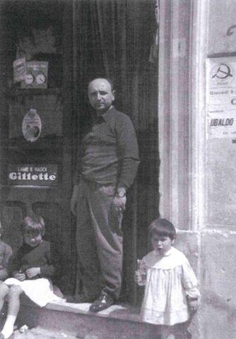 Manlio Batocchi, con le figlie Anna Maria e Serafina, all'ingresso del locale, anni sessanta 