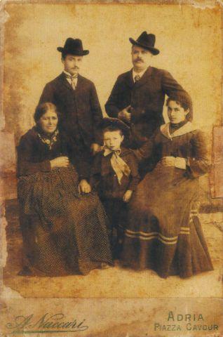 La famiglia Giacomelli: in piedi Giacomo e Giovanni Battista, sedute Orsolina e Maria con il piccolo Umberto, primi del novecento 