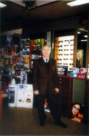 Giovanni Giacomelli all'interno del negozio