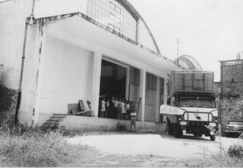 Le maestranze all'ingresso del capannone, anni settanta