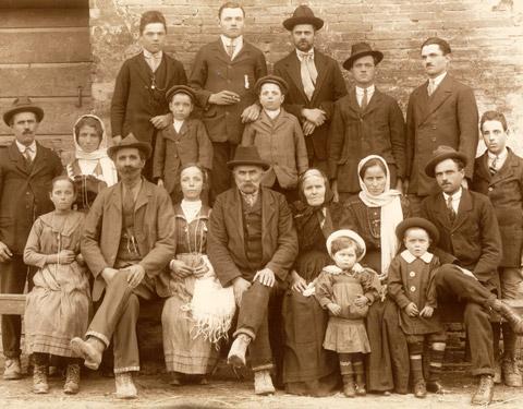 Famiglia di contadini della fattoria (1930 circa)