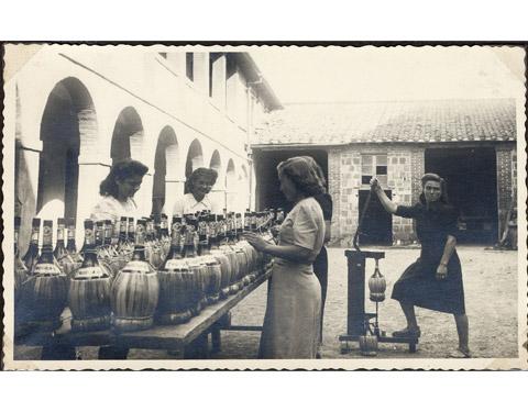 Imbottigliamento del vino nei classici fiaschi toscani (1950 circa)