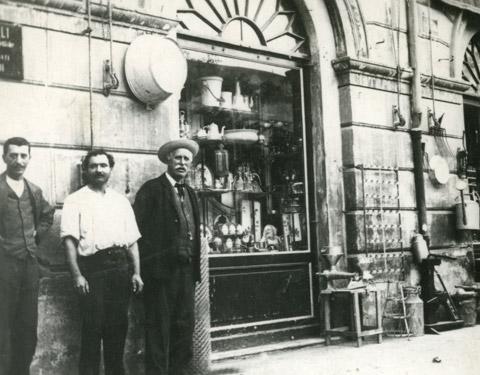 Da sinistra Giovanni Fava detto "Juanito" (fratello di Francesco e figlio del fondatore Gioacchino), il commesso Natale e Giuseppe Peluffo, parente della famiglia Fava davanti al negozio (1908) 