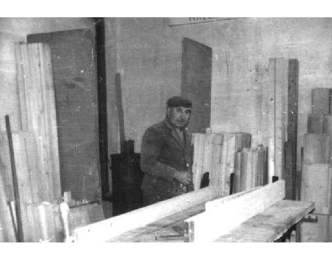 Giovanni Tamanini in falegnameria, inizio anni ’60