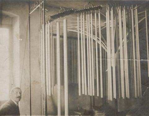 Giuseppe Giovanelli al lavoro sulla giostra per la produzione di candele a immersione (1910)