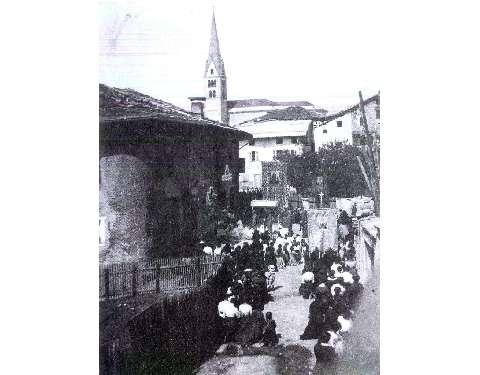 La processione del Corpus Domini passa davanti alla macelleria, anni dieci