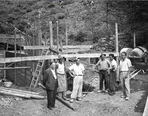 Giulio Misconel con un gruppo di lavoratori (1950)