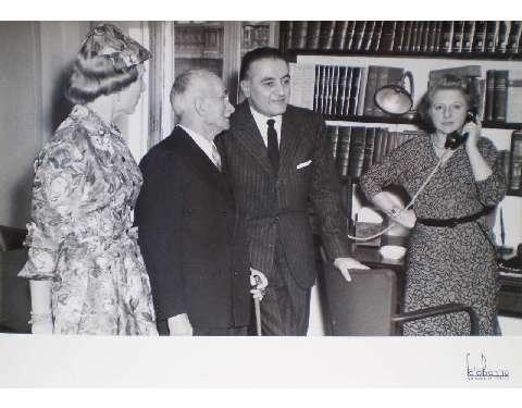 Il presidente della Repubblica Einaudi insieme a Gian Vittorio Bourlot, alla moglie e alla segretaria all'interno della libreria, anni cinquanta