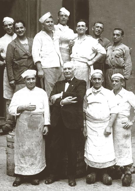 Il Commendator Feletti con i gelatieri, 1946