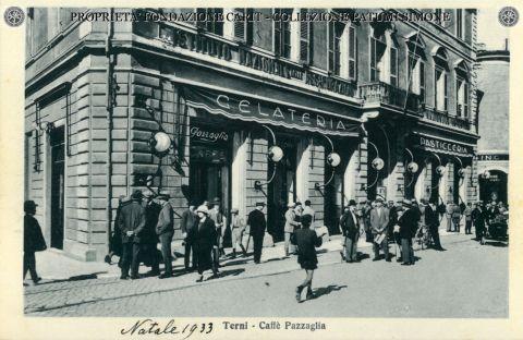 Il bar Pazzaglia in una cartolina degli anni trenta  (Proprietà Fondazione Carit - Collezione Patumi Simone)
