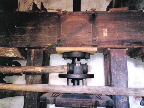 Particolare del torchio centrale di metà del '700 successivamente ammodernato nel 1900 sostituendo viti e parti in legno con parti in ferro