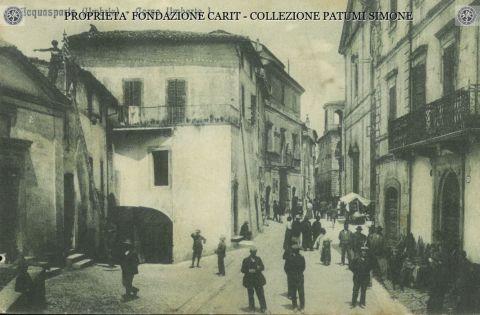 Acquasparta, corso Umberto I° sede dell'attività in una cartolina degli anni venti (Proprietà Fondazione Carit - Collezione Patumi Simone) 