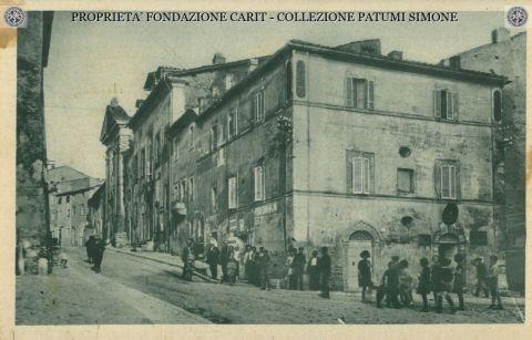 Giove, via Roma angolo piazza XXIV Maggio; la T di tabaccheria era posta a muro, 1920 circa (Proprietà Fondazione Carit - Collezione Patumi Simone)