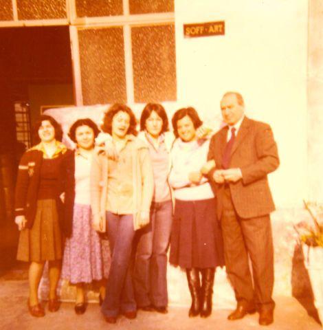 Il direttore dell'epoca Pio Amoni ritratto con alcune operaie, 1975 